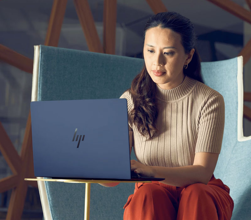 Persona trabajando en una HP IA Copilot